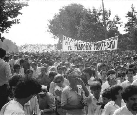 „Marşul cămăşilor albe” din iulie 1990. Evenimentul care a declanşat eliberarea studenţilor arestaţi la Mineriada din 13-15 iunie. POVESTEA UNEI FOTOGRAFII