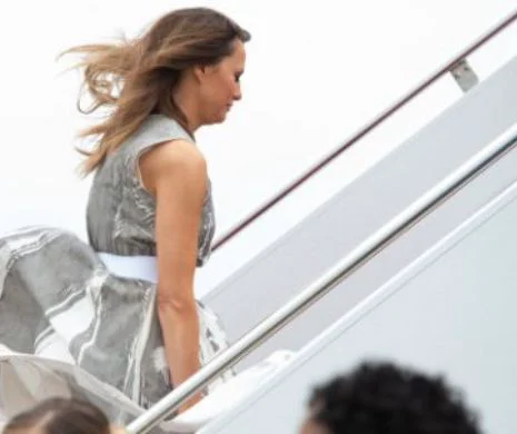 Melania Trump s-a trezit cu rochia RIDICATĂ pe scările avionului. Ce i s-a întâmplat este amuzant. VIDEO în articol