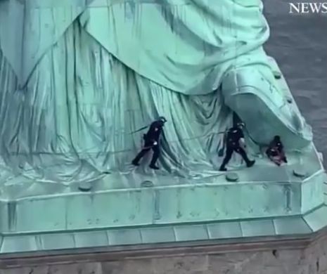 O femeie a fost reţinută după ce a escaladat Statuia Libertăţii