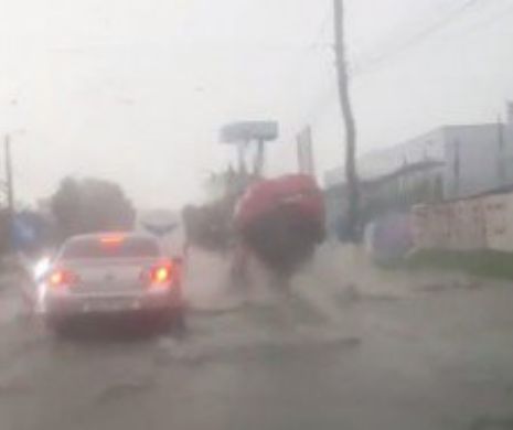 PANICĂ în trafic! Pericole MORTALE scoase la iveală pe străzile inundate