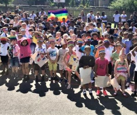 Paradă GAY la o Școală PRIMARĂ. Părinților NEMULȚUMIȚI li s-a INTERZIS accesul la „eveniment”