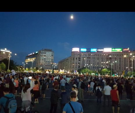 PROTESTE în Piața Victoriei. Au apărut primele CIOCNIRI dintre manifestanți și jandarmi. SE ÎNCERCA BLOCAREA străzii
