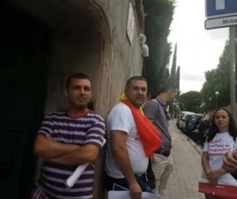 Scandalos! Iată cum o MÂNĂ de români MANIPULAŢI îşi BAT JOC de ŢARA şi de STEAGUL LOR  în fața Consulatului General din Barcelona. FOTO în articol
