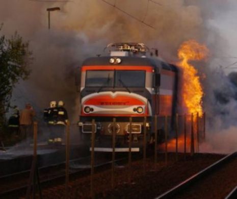 ȘOCANT. O locomotivă a luat foc în Mehedinți chiar în mers. Autoritățile au intervenit de URGENȚ