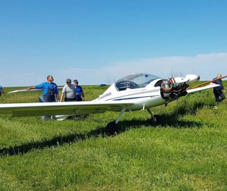 Un avion a aterizat în faţa Primăriei din Moşoaia. Comuna argeşeană îl va urca pe un postament