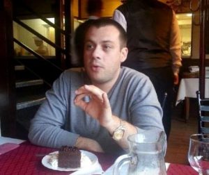 Un escroc a vândut-o pe ANTONIA unor liceeni