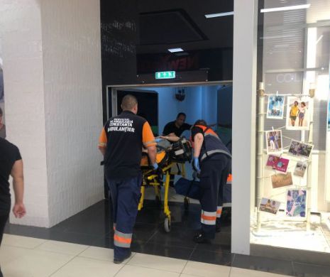 VIDEO ȘOCANT! Incident GRAV în Mall. Tavan prăbușit în peste CLIENȚI