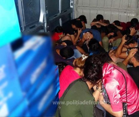 25 de migranți ascunși într-un microbuz cu electronice