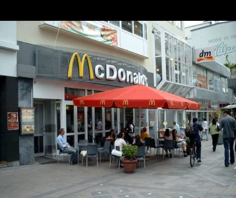 Alertă în SUA! Salatele McDonald fac VICTIME: Peste 500 de persoane au contactat parazitul  Cyclospora care PROVOACĂ vărsături şi diaree puternică