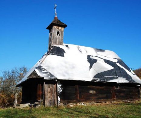 Biserica din lemn de la Jupânești, în care nu s-a bătut nici un singur cui metalic, are nevoie de voluntari pentru reparații