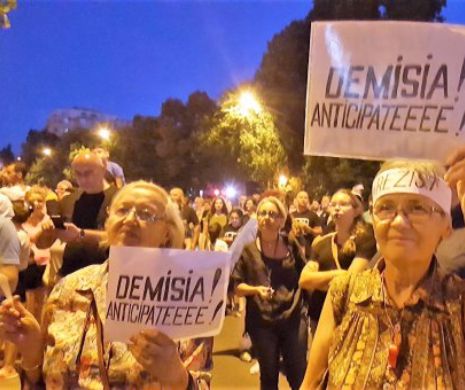 Circulație RESTRICȚIONATĂ la Piața Victoriei. O nouă seară de PROTESTE, în București și în țară