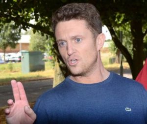 După Alex Jones a venit rândul jurnalistului-activist Tommy Robinson să fie eliminat de pe social media
