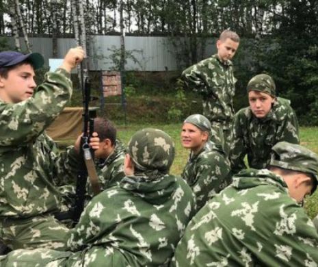 DW: Copiii ruși se joacă de-a războiul în tabere