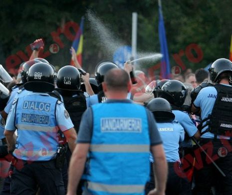 Forțele de ordine au folosit gazele lacrimogene împotriva unui jandarm. Grenada folosită este de producție românească