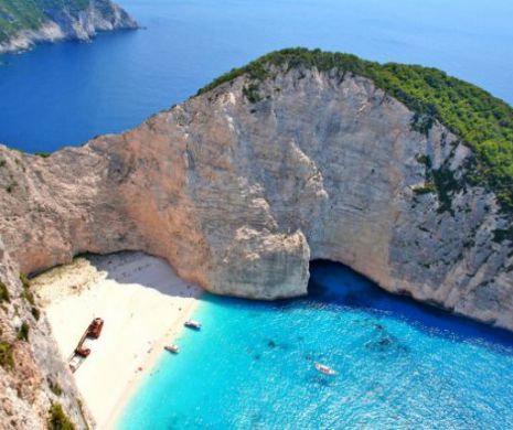 Grecia, între ciocan și nicovală: Turismul aduce mai multe infecții, dar nu și salvarea economiei