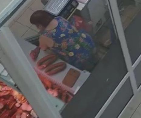 IMAGINILE care au revoltat pe TOATĂ LUMEA! Ce face o angajată dintr-un supermarket cu mezelurile, înainte de a le pune la raft! CLIPUL care a împărțit internetul ÎN DOUĂ