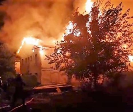 Incendiu devastator la Cernavodă. Ard casele sociale, lângă Dunăre