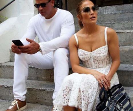 Jennifer Lopez şi Alex Rodriguez, în prima vacanţă romantică la Napoli: Am evadat! Foto  în articol