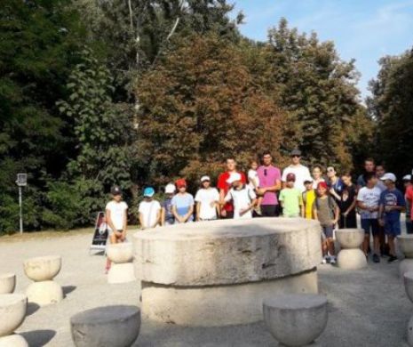 Jucătorii din cadrul taberei „Train Like a Pro” a lui Victor Hănescu au vizitat ansamblul sculptural „Constantin Brâncuşi”