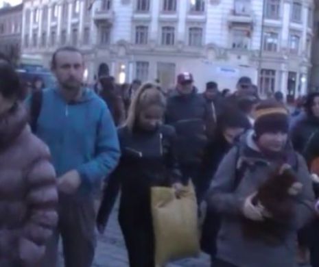 La Sibiu protestatarii trec prin fața casei lui Iohannis. Oare ce vor scanda?