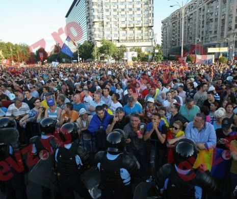 PIAȚA VICTORIEI: MANIFESTANȚII marchează o săptămână de la miting sub deviza "Democraţia moare în gaze şi bastoane!"
