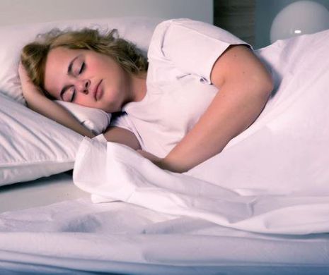 Poziția în care dormi îți afectează sănătatea. Ce se întâmplă dacă dormi pe o parte