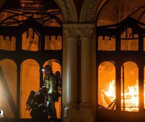 Procurorii investighează incendiul de la Palatul Episcopal Oradea