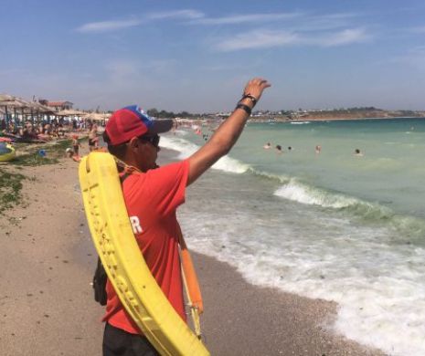 SALVAMARII  de pe litoral, în ALERTĂ. Vor lege pentru sancționarea turiștilor care ignoră steagul roșu. Oameni în pericol de înec