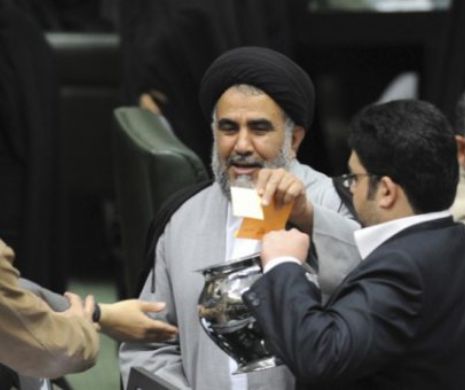 Sancțiunile economice impuse de Donald Trump îngenunchează guvernul de la Teheran. Ministrul Economiei de la Teheran a fost demis de parlament.