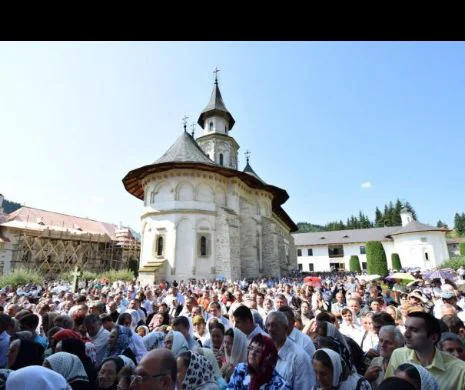 SĂRBĂTOARE la Mânăstirea Putna. Mii de pelerini celebrează ADORMIREA MAICII DOMNULUI