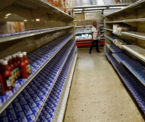 STARE DE ALERTĂ. Cozi și HAOS la magazine. Un kg de brânză = o geantă plină cu bani! DISPERAREA a pus stăpânire pe venezueleni. RĂZBOIUL politic afectează grav inflația
