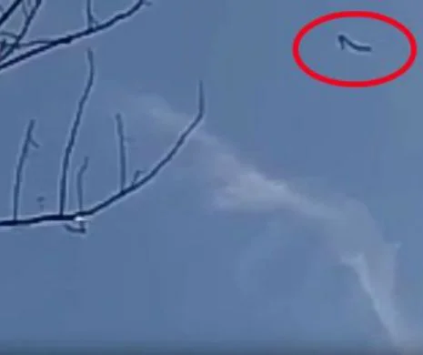 Un obiect bizar a fost observat pe cer care îşi schimba forma în timpul zborului. VIDEO în articol