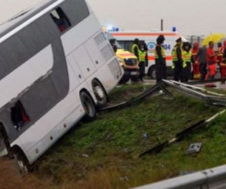 ACCIDENT CUMPLIT! Patru oameni AU MURIT și alte 16 sunt RĂNITE, după ce un autocar s-a izbit de un viaduct