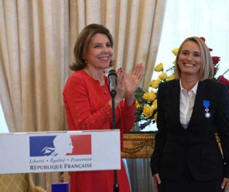 Andreea Esca a fost  DECORATĂ de Ambasadoarea Franţei în România cu „Chevalier de l’Ordre National du Mérite”