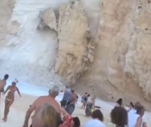 DEZASTRU NATURAL în Grecia. O stâncă IMENSĂ s-a prăbușit pe o PLAJĂ RENUMITĂ plină cu TURIȘTI. Există cel puțin ȘAPTE VICTIME - VIDEO