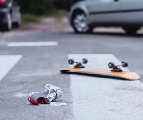 Iași. Doi copii aflați pe skateboard au avut un accident înfiorător. Medicii fac tot posibilul să le salveze viețile