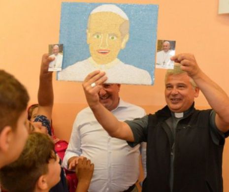 Papa Francisc a DĂRUIT îngheţată migranţilor: Nu vreau să vă ÎNGHET inimile