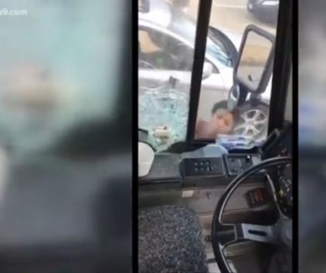 Scene INCREDIBILE în TRAFIC. O femeie a SPART geamul unui AUTOBUZ și a vrut să-l CALCE pe șofer. VIDEO