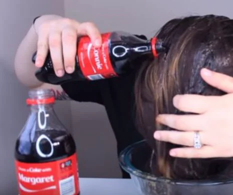 VIDEO/ Efect complet neașteptat! O americancă s-a spălat pe cap cu Coca Cola: ce s-a întâmplat cu părul său