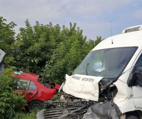 ACCIDENT auto TERIBIL. 11 OAMENI au ARS de vii