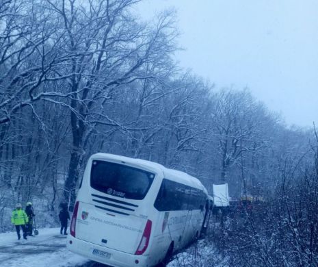 ALERTĂ. Autocar cu 46 de copii BLOCAT în zăpadă la Sibiu. Echipaje ISU intervin pentru salvarea copiilor