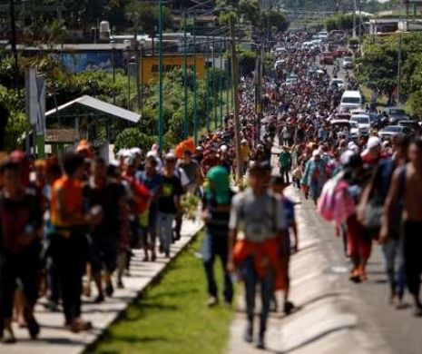America luată cu ASALT! Peste 3.000 de hondurieni şi-au CONTINUAT marşul traversând Mexicul către Statele Unite. Trump îi va OPRI la graniţă