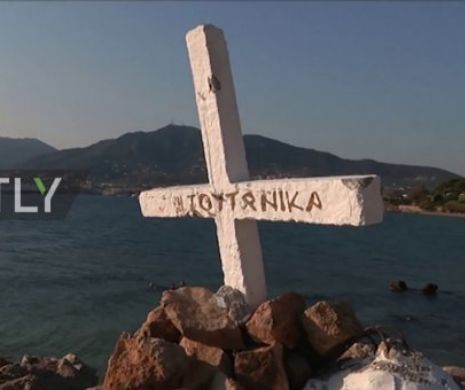 CREȘTINII contraatacă:  Crucea din Lesbos DĂRÂMATĂ pentru a nu OFENSA imigranții a fost RIDICATĂ din nou