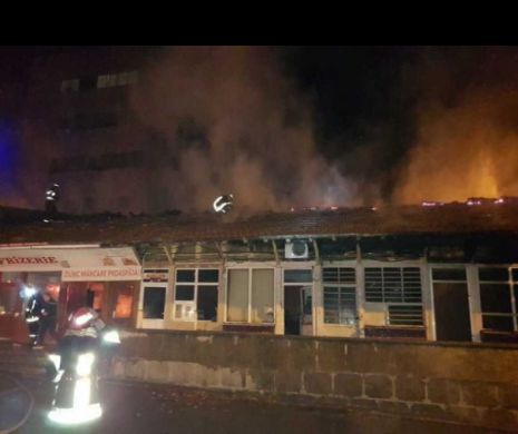 INCENDIU DEVASTATOR la Craiova. Zeci de pompieri se luptă să stingă flăcările