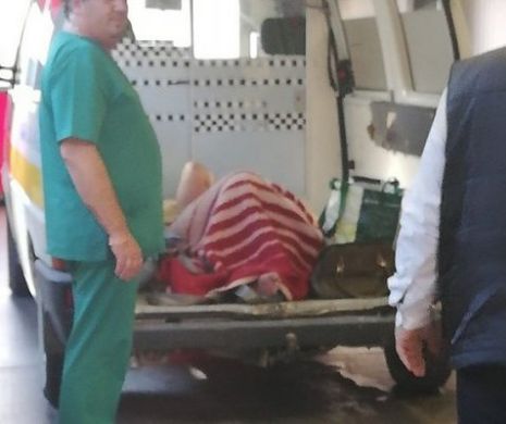 O obeză de 200 de kilograme, legată cu chingi și adusă pe podeaua unui microbuz la spital