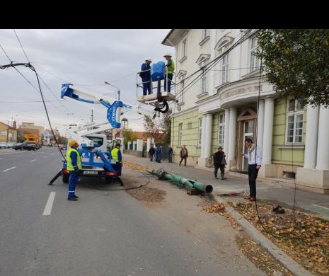 Pericol public. Un stâlp electric a căzut la Timișoara