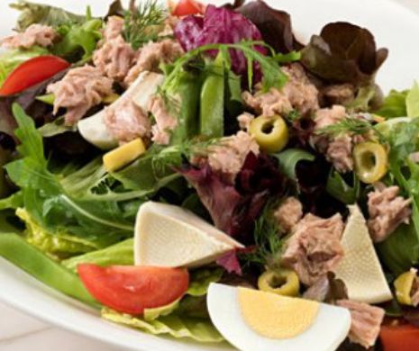 Vă prezentăm CINCI salate PLINE cu PROTEINE ​​care vă vor ajuta să pierdeți RAPID greutatea