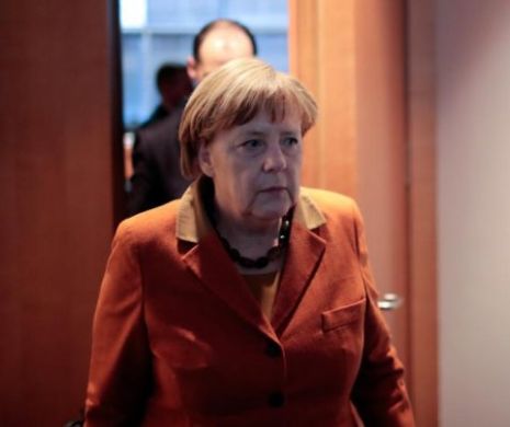 Angela Merkel respinge cererea lui Poroşenko de nave NATO, îndemând Kievul la calm