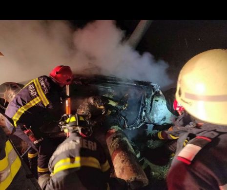 Doi oameni au murit arși într-o mașină răsturnată