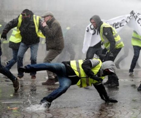 DW: Tunuri cu apă împotriva demonstranților din Paris